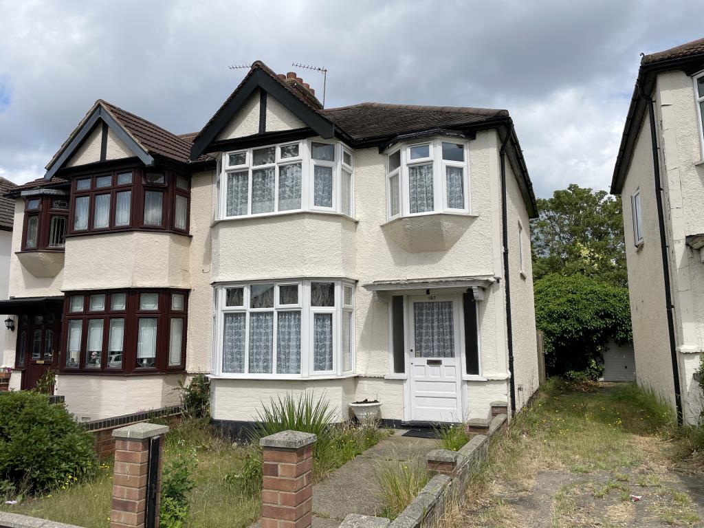 Lot: 140 - SEMI-DETACHED HOUSE FOR IMPROVEMENT - front of property